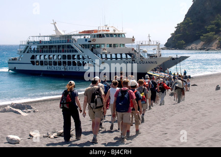 Fähre Paleochora - Agia Roumeli - Loutro, die Samaria-Schlucht zu dock am Strand von Agia Roumeli, Kreta, Griechenland, Europa Stockfoto