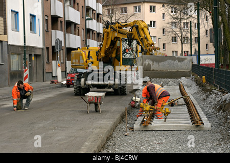 Auftragnehmer die Düsseldorfer Straßenbahn, Deutschland Spuren am Spichernplatz Handauflegen. Stockfoto