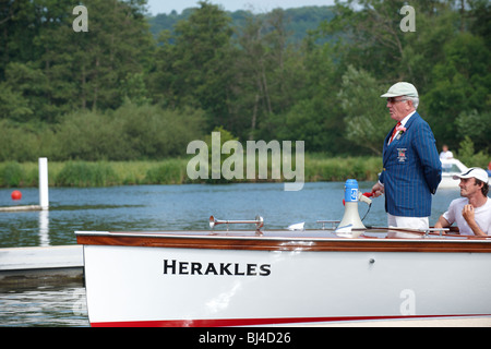 Schiedsrichter im Anschluss an Rennen in Henley Regatta Stockfoto