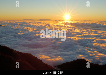 Spanien, Kanarische Inseln, Teneriffa Teide-Nationalpark, Blick auf Meer von Wolken von der Passatwind bei Sonnenuntergang, La Palma am Horizont Stockfoto