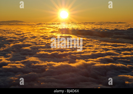 Spanien, Kanarische Inseln, Teneriffa Teide-Nationalpark, Blick auf Meer von Wolken von der Passatwind bei Sonnenuntergang, La Palma am Horizont Stockfoto
