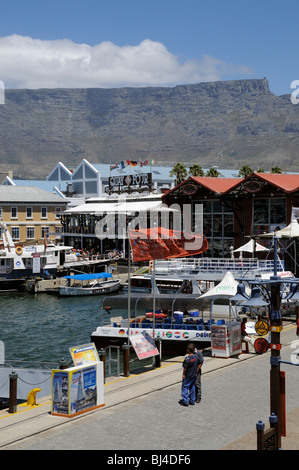 Tafelberg mit Blick auf die V & A Waterfront in Kapstadt Südafrika Stockfoto