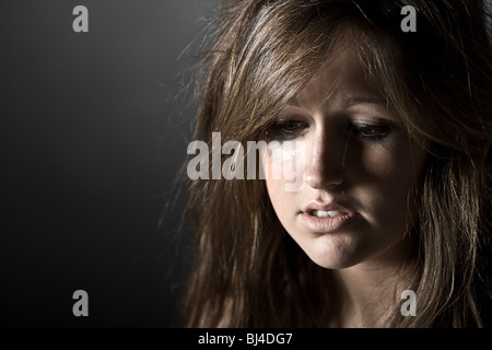 Leistungsstarke zentrale Flachschuss der depressive Teenager Stockfoto