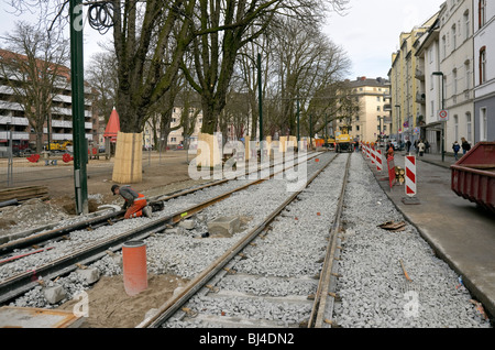 Auftragnehmer die Düsseldorfer Straßenbahn, Deutschland Spuren am Spichernplatz Handauflegen. Stockfoto