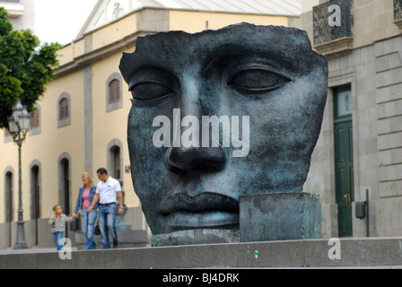 Spanien, Kanarische Inseln, Teneriffa Santa Cruz, Plaza De La Isla De La Madera, moderne Skulptur vor dem Teatro Guimerá Stockfoto