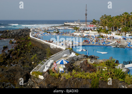 Spanien, Kanarische Inseln, Teneriffa Puerto De La Cruz, Lido de San Telmo und Lago Martianez von Cesar Manrique Stockfoto