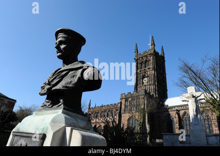 Marine-Ehrenmal und St. Peters Church and Gardens Wolverhampton England Uk Stockfoto