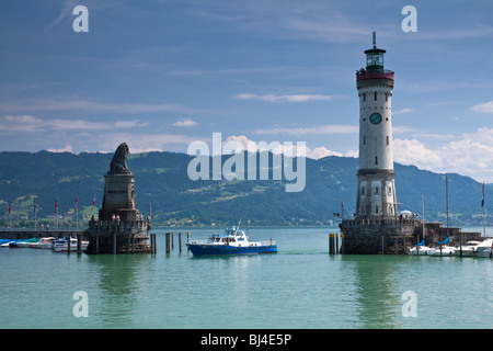 Hafeneinfahrt von Lindau am Bodensee mit dem bayerischen Löwen und dem Leuchtturm, mit einem Boot der Wasserpolizei, schauend Stockfoto