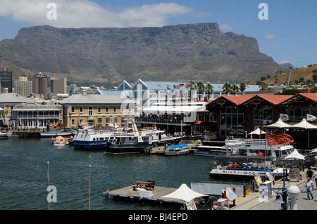 Tafelberg mit Blick auf die V & A Waterfront in Kapstadt Südafrika Stockfoto