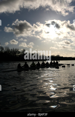 Ein Anfänger acht Crew von Vesta Rowing Club Praxis auf der Themse in der Nähe von Chiswick in London. Stockfoto