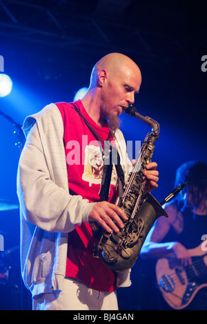 Dave Feusi, Saxophonist von U.S.-Swiss-Funk und Soul-Band live auf dem Winterfestival-Musik-Festival in Wolhu Funky Brotherhood Stockfoto