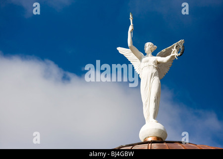 Geflügelten Freiheitsstatue über Arizona State Capitol Gebäude, Phoenix, Arizona. Stockfoto