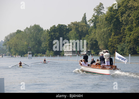 Schiedsrichter im Anschluss an Rennen in Henley Regatta Stockfoto