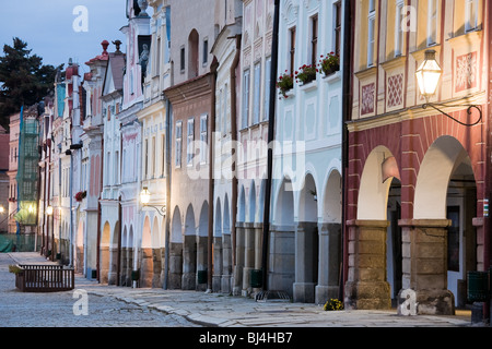 Beleuchtete Stadt Häuser mit Arcade auf dem Platz in Telc, Böhmen - Tschechien, während der Dämmerung. UNESCO geschützten Kulturerbes. Stockfoto