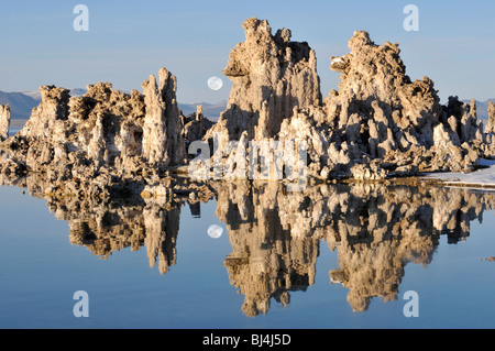 Mono Lake in Kalifornien. Kalktuff-Formationen spiegelt sich in den stillen Wassern des Sees mit einer aufgehenden Mond im Hintergrund Stockfoto