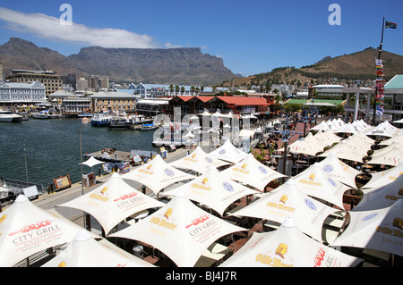 Tafelberg mit Blick auf die V & A Waterfront in Kapstadt Südafrika die Sonnenschirme Schatten für Restaurant Kunden erweisen sich als Stockfoto