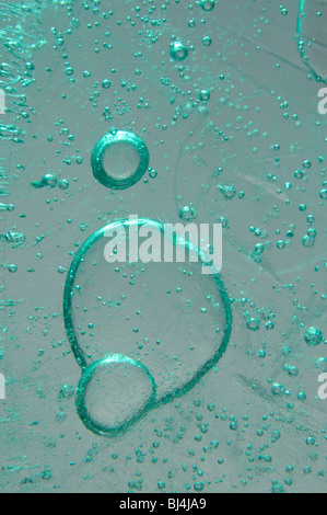 Eis mit Luftblasen der Luft abstrakte Licht grün blau Makro Hintergrundtextur Stockfoto