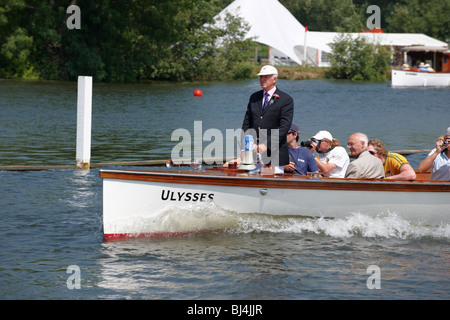 Schiedsrichter im Anschluss an Rennen in Henley Regatta Stockfoto