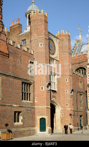 Anne Boleyn Gateway und die Uhr Court, Hampton Court, London, UK Stockfoto