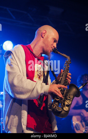 Dave Feusi, Saxophonist von U.S.-Swiss-Funk und Soul-Band live auf dem Winterfestival-Musik-Festival in Wolhu Funky Brotherhood Stockfoto