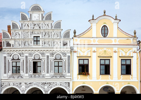 Nahaufnahme der Giebel Fassade der Stadt beherbergt mit Arkaden auf dem Platz in Telc, Böhmen - Tschechien. UNESCO geschützten Kulturerbes. Stockfoto