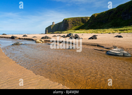 Der Strand von Abfahrt nach Osten in Richtung Mussenden Temple auf der Klippe County Londonderry-Nordirland Stockfoto