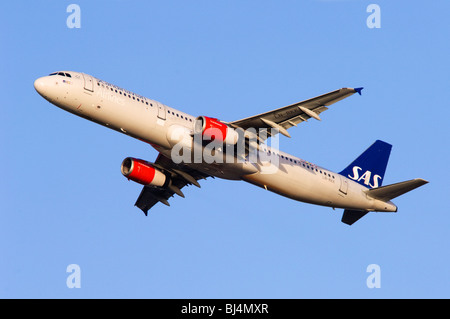 Airbus A321 von SAS klettern aus betrieben abheben am Flughafen London Heathrow Stockfoto