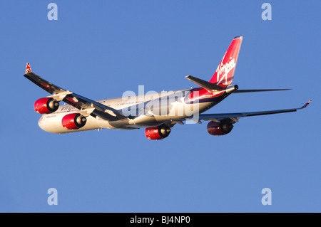 Airbus A340 betrieben von Virgin Atlantic klettern Sie aus nehmen Sie am Flughafen London Heathrow Stockfoto