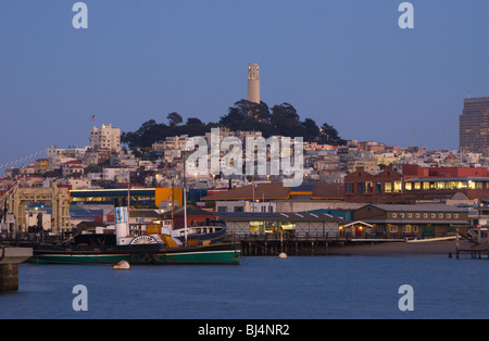 Coit Tower und Telegraph Hill in der Abenddämmerung, San Francisco, Kalifornien, USA Stockfoto