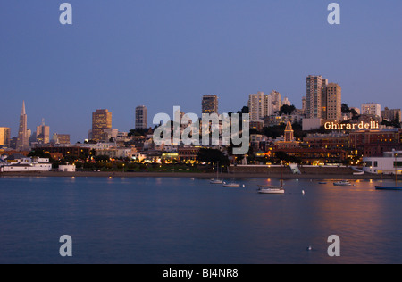 Skyline von San Francisco in der Abenddämmerung Stockfoto