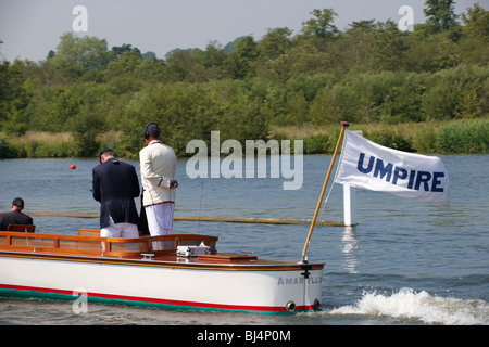 Schiedsrichter im Anschluss an Rennen in Henley Regatta Stockfoto