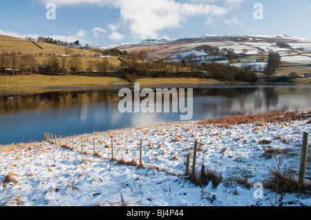 Winter auf dem Derwent Fells oben Ladybower Reservoir in den Peak District Stockfoto