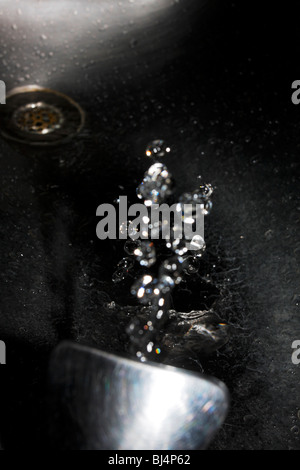 Tröpfchen von Wasser aus einem Trinkbrunnen Düse. Stockfoto