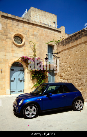 Ecke von Mdina in Malta mit einem blauen Mini Auto Stockfoto