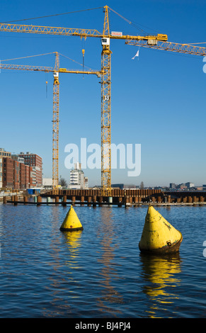 Baukräne im Hafen von Amsterdam, Niederlande Stockfoto