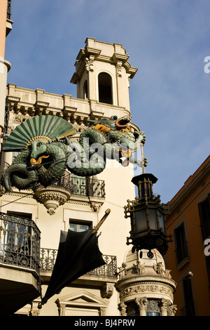 Grüne aus Gusseisen chinesischer Drache Sonnenschirm und Lampe auf dem Gelände eines ehemaligen Umbrella Shop an Las Ramblas in Barcelona in Spanien Stockfoto