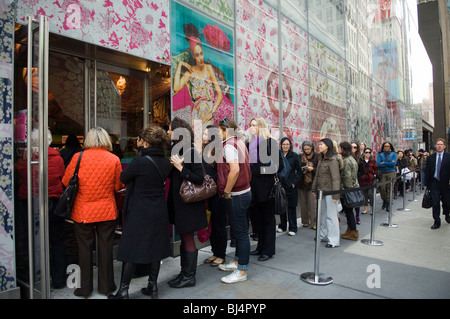 Kunden laden auf ein Pop-up-Ziel speichern Verkauf Liberty of London waren in New York Stockfoto