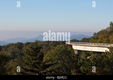 Linn Cove Viaduct Bridge im Grandfather Mountain Range State Park in North Carolina NC Appalachian Mountains Blue Ridge Parkway in den USA Stockfoto