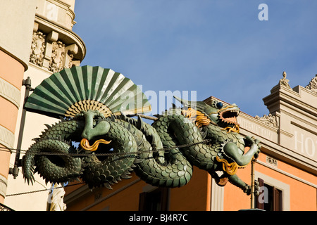Grüne werfen Eisen chinesischer Drache auf dem Gelände eines ehemaligen Umbrella Shop an Las Ramblas in Barcelona in Spanien Stockfoto