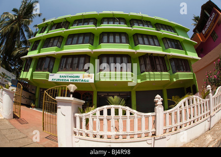 Indien, Kerala, Kovalam, Vizhinjam Lighhouse Road, Sangithiri Ayurveda Erbe, grün lackiert Gebäude Stockfoto