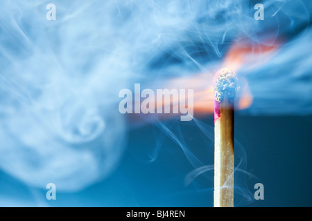 Brennen Sie Spiel-Makro. Auf blauem Hintergrund. Stockfoto