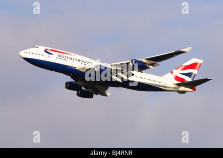 Boeing 747 betrieben von British Airways klettern Sie aus nehmen Sie am Flughafen London Heathrow Stockfoto