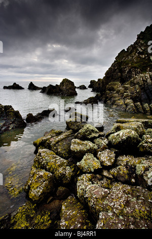 Zerklüftete Küstenlinie am Ravenshall Point, Dumfries and Galloway, Schottland Stockfoto