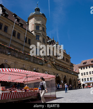 Straße Marktstand auf Straße vor Rathaus und Marktplatz, Rothenburg Ob der Tauber, Hessen, Bayern, Deutschland Stockfoto