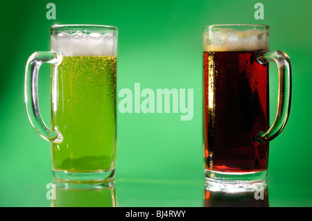 Zwei Gläser mit helles und dunkles Bier künstlerische Essen Stilleben auf grünem Hintergrund Stockfoto