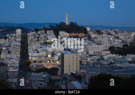 Coit Tower und Telegraph Hill in der Abenddämmerung, San Francisco, Kalifornien, USA Stockfoto