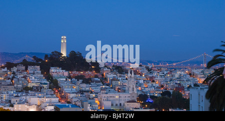 Coit Tower und Telegraph Hill in der Abenddämmerung, San Francisco, Kalifornien, USA Stockfoto