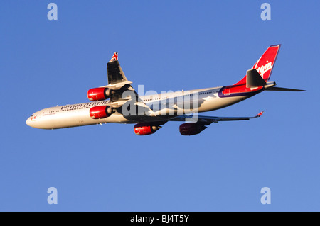 Airbus A340 betrieben von Virgin Atlantic klettern Sie aus nehmen Sie am Flughafen London Heathrow Stockfoto