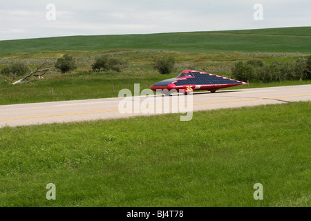 Solar-Autos auf ihre Cross Country-Rennen auf dem Trans Canada Highway in der Nähe von Calgary, Alberta, Kanada 2007 Stockfoto