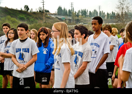 Uniformierte Interrracial Mittelschüler / innen erweisen sich für Sportunterricht im Freien in Aliso Viejo, Kalifornien. Stockfoto